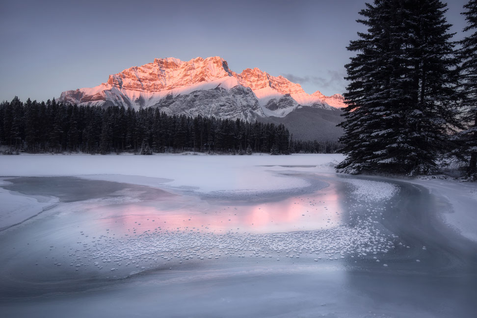 25 Photos That Prove Alberta Is A Winter Wonderland 21 Cascade Mountain at sunrise in Banff National park