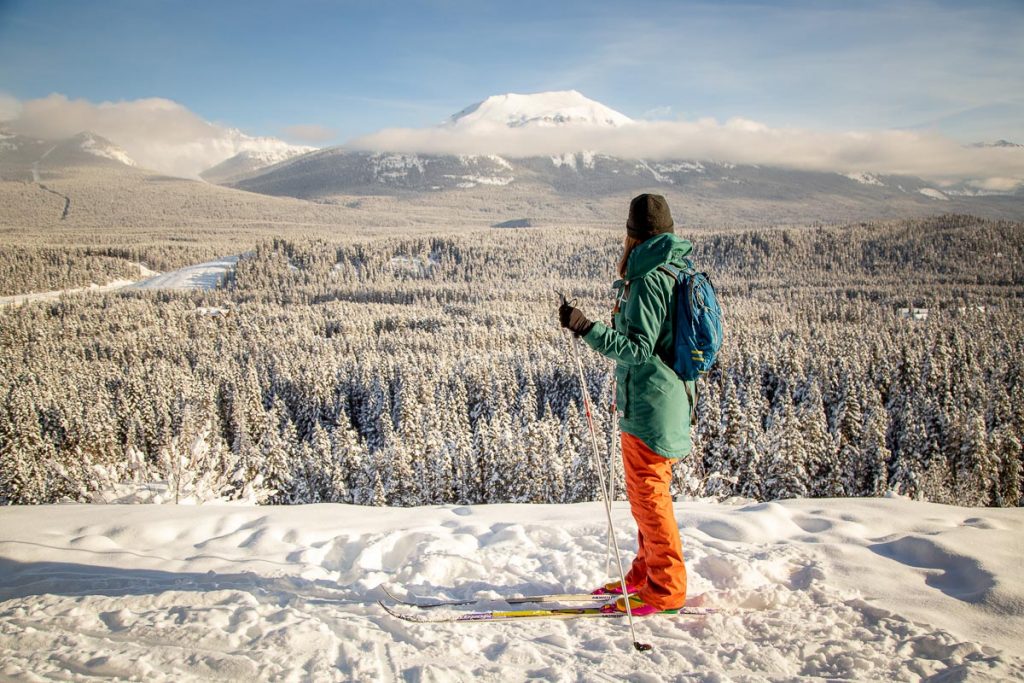 25 Photos That Prove Alberta Is A Winter Wonderland 20 Lake Louise Winter Xcountry Skiing 10