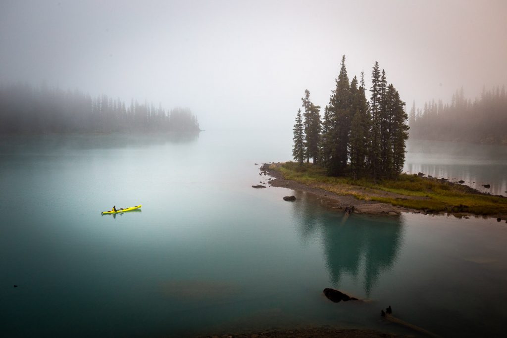 Kayaking on the Maligne Lake. A guide to a multiday excursion in Jasper National Park