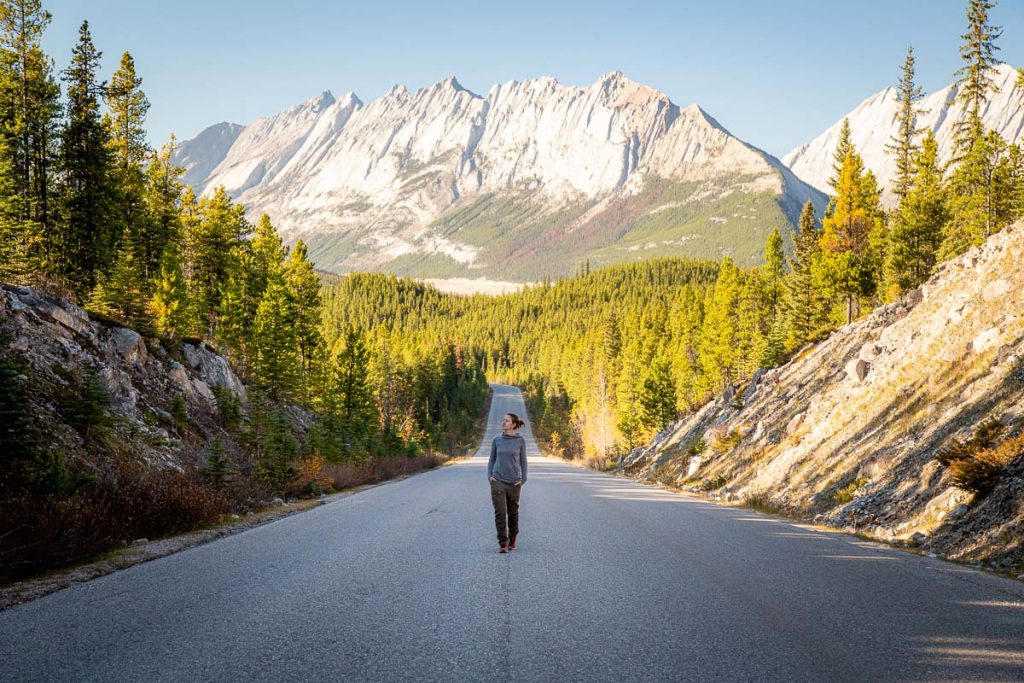 Western Canada in 3 weeks - Road Trip Plan from Vancouver to Canadian Rockies and Back 4 Maligne Lake Road 3