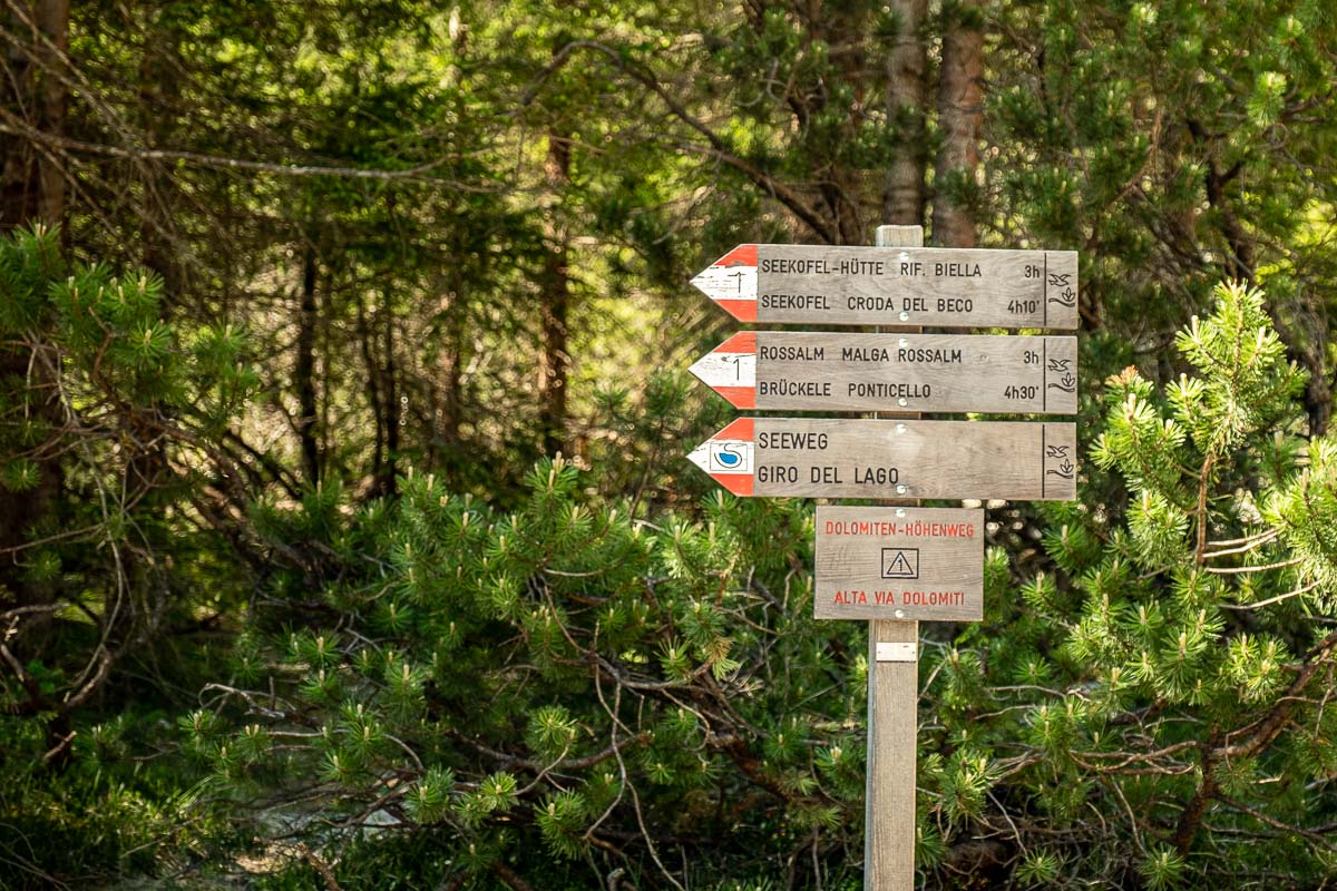 A sign near Lake Braies pointing in the direction of the Seekofel summit trail